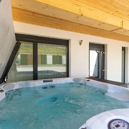 Вилла Aszuvilag Rezidencia With Sauna & Jacuzzi *