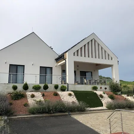 Aszuvilag Rezidencia With Sauna & Jacuzzi ヴィラ